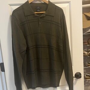 Dockers men’s 2 button collared sweater.